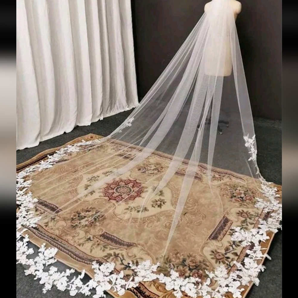 Elegant White Floral Lace Wedding Veil